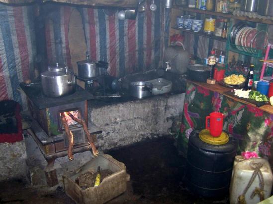 Cuisine du dernier lodge côté Khumbu à Tengpo