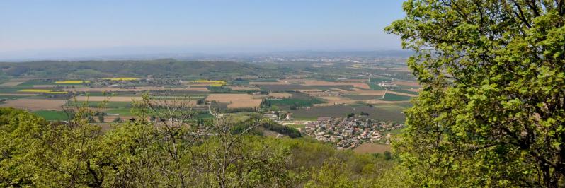 Vue sur la Drôme des collines depuis le croisement des Perrets (en bas, village de Saint-Maurice)