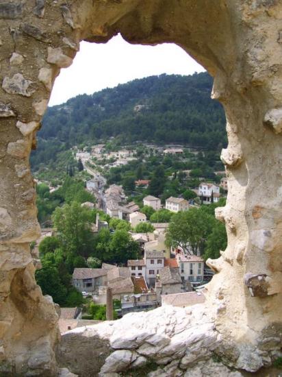 Le village de Fontaine-de-Vaucluse vu depuis le château-fort