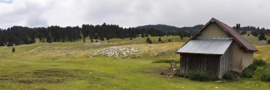 Sur les hauts plateaux du Vercors, la cabane de Pr&eacute; Peyret