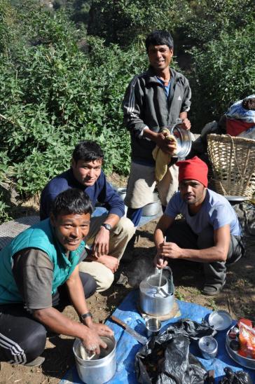 Nuru Sherpa et son staff de cuisine