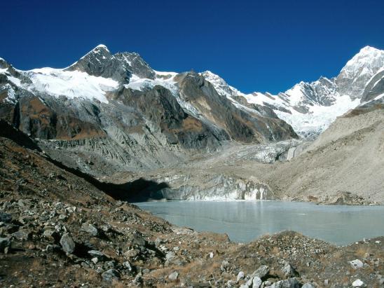 Lac glaciaire en haut de la vallée de la Bungre khola