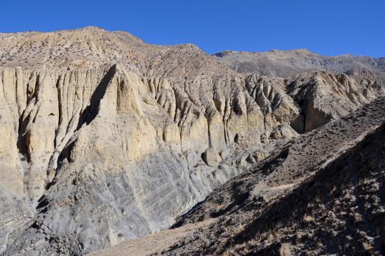 Les falaises de Kog en RG de la Damena khola
