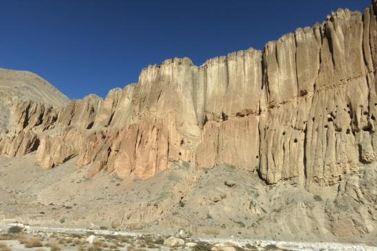 Les falaises à la confluence de la Mustang khola et de la Chaka khola