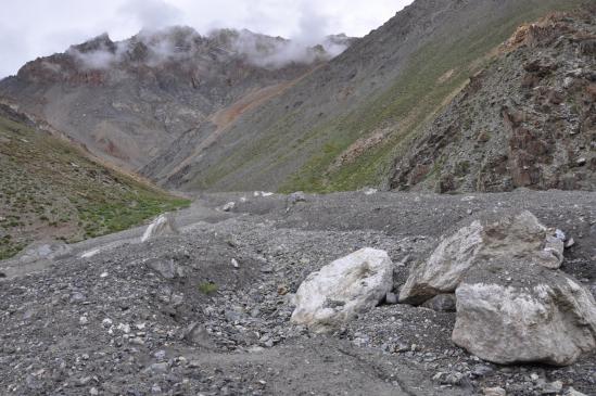 Les rochers blancs du couloir d'avalanche en RG de la Phuktal Chu