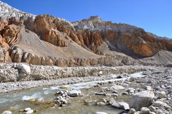 Sur le chemin de Makhchung le long de la Kali Gandaki