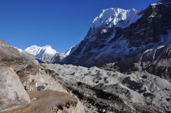 A Lhonak, la voie royale du Kangchenjunga glacier qui conduit aux Kirant et Nepal peaks