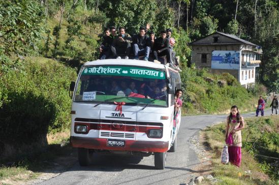 Le Tata-bus Kathmandou express qui assure la liaison quotidienne de Lamabagar à la capitale (juste 8h de route à supporter...)