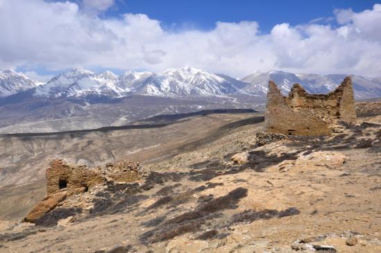 Les ruines du gonpa de Kimbu (au fond Mansail et Mustang himal)