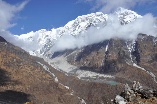 Sue le chemin de descente du Gyajo La, on découvre peu à peu la vallée du Likhu glacier