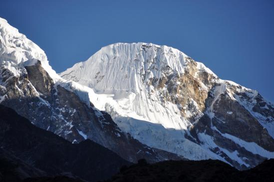 Seul moment du parcours où il se découvre, le Parchamo apparaît tout en haut de la vallée du Likhu glacier