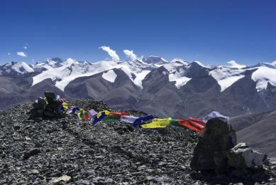 Au sommet du Gaugiri avec à l'horizon Annapurna II & IV et Khumjungar (photo Marinus van Breugel)