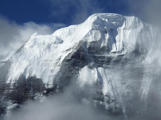 Au réveil, vision fugitive de la crête glaciaire du Kanjiroba (6612m)