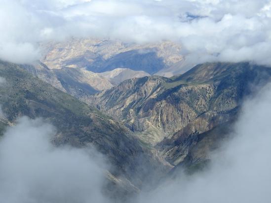 Apparition soudaine de l'enfilade de la vallée de la Kyalungpa khola (Sangta à droite, le Mustang au fond)