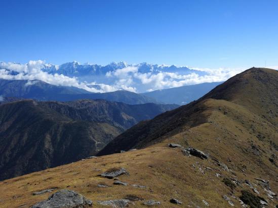 Entre Pike peaks II et I, la vue porte jusqu'au Kangchenjunga