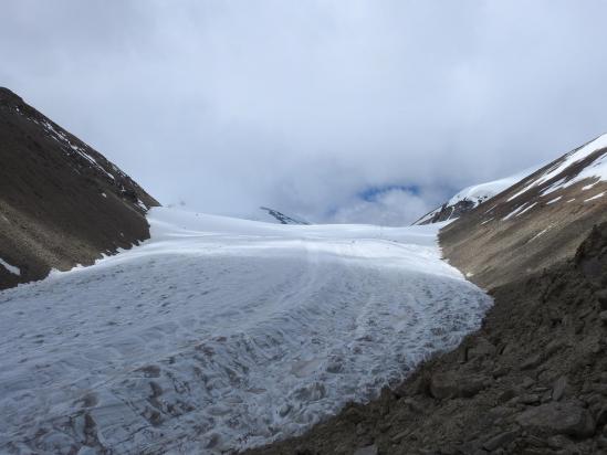 Le grand glacier qui descend du col entre Lungser Kangri à gauche et Chamser Kangri à droite