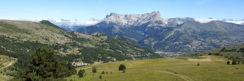 Le Pic de Bure vu depuis la remontée des alpages de la montagne de Céüse