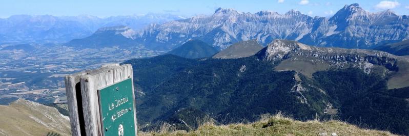 Panorama sur le Dévoluy depuis le sommet du Jocou