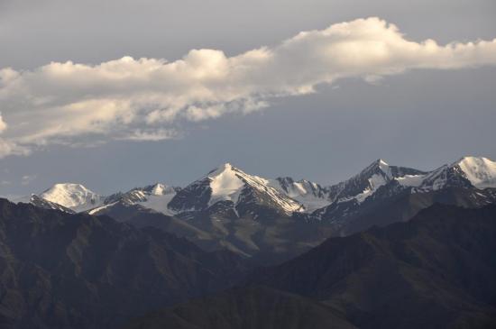 La chaîne du Stok kangri depuis les hauteurs de Leh