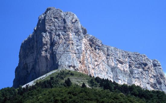 Le Mont-Aiguille vu lors de la descente vers le hameau de la Richardière