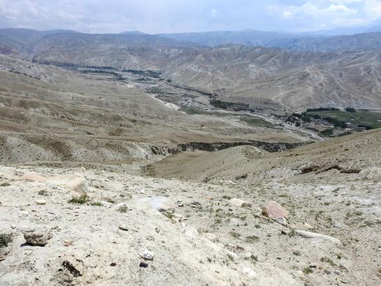 La vallée de la Mustang khola de Nenyul à Niphu vue depuis la crête du fort Ame Pal