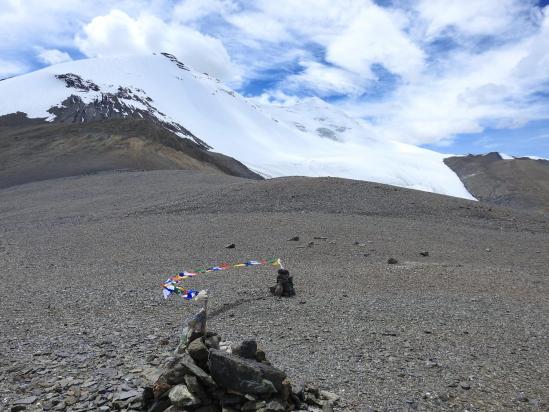 Le glacier E du Chalung vient mourir au niveau du col. Ca donne des idées...?