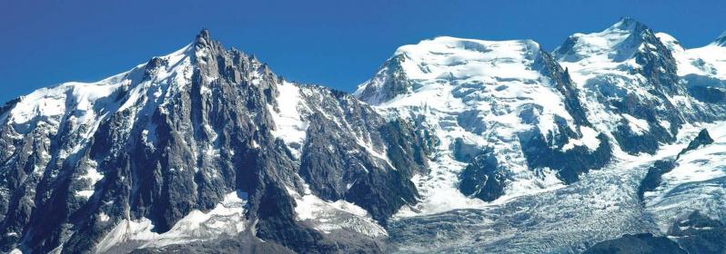 Le massif du Mont-Blanc fait face au refuge Bellachat
