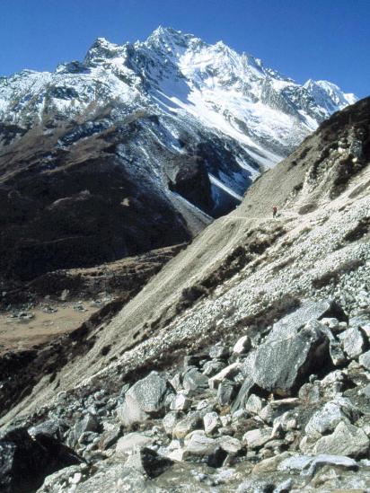 Le Larkya peak vu depuis le sentier d'accès à Dharamsala
