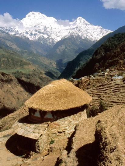 Maison gurung ronde à Medigala (Hiunchuli et Annapurna S à l'horizon)