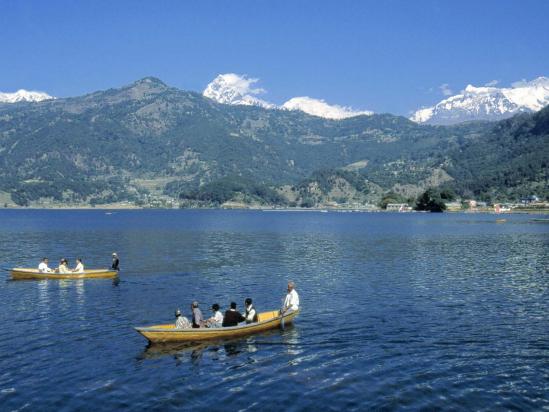 En barque sur le lac de Phewa tal à Pokhara