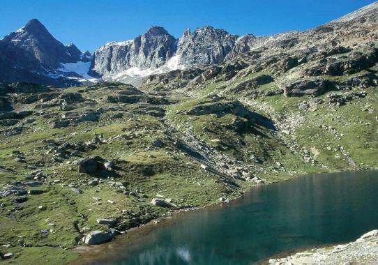 L'un des deux lacs du Carro avec la Levanna centrale à l'horizon