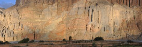 Les falaises de Chhusang (Mustang - Népal)