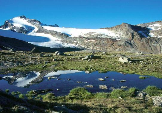 A l'approche du refuge du Carro, vue arrière sur le col du Trièves (que l'on franchit à la toute fin de la route d'altitude qui passe par le col de Grand-Méan)