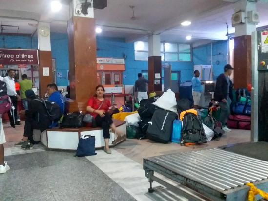 Dans la salle des Pas Perdus de l'aéroport de Nepalgunj