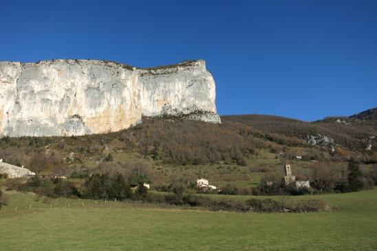 La falaise qui domine le village d'Anse