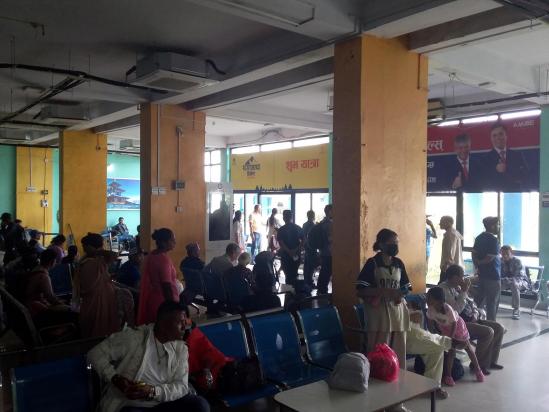 Dans la salle d'embarquement de l'aéroport de Nepalgunj