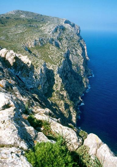 En suivant le bord des falaises de Ses Serres