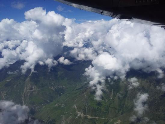 En vol, entre Nepalgunj et Simikot au-dessus de la vallée de la Karnali