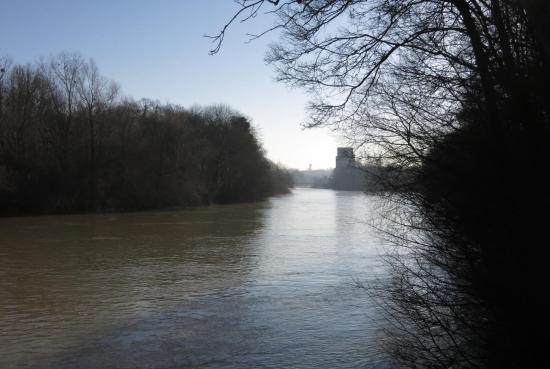 Les bords de Marne à Noisiel (vue arrière sur la chocolaterie)