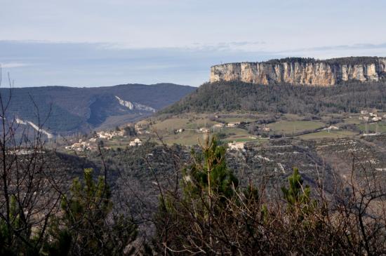 La croix du Vellan depuis le Tour de Merly