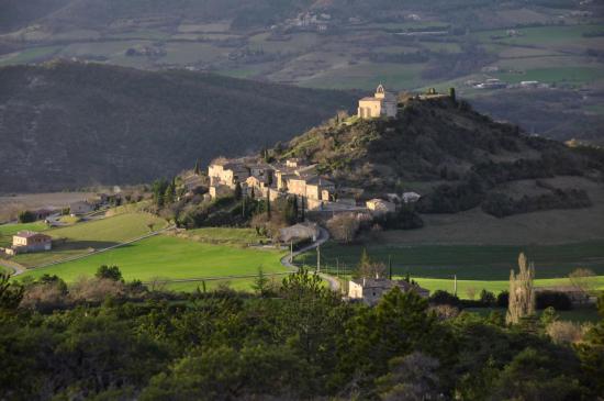 Montclar-sur-Gervanne sous les rayons du soleil couchant