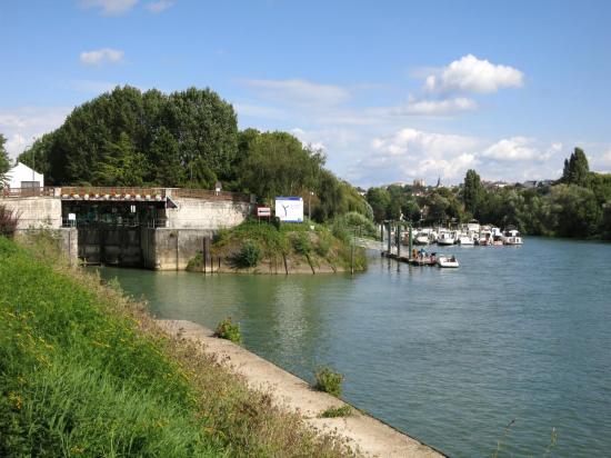 Le port de plaisance de Neuily-sur-Marne (Marne à droite, canal de Chelles à gauche)