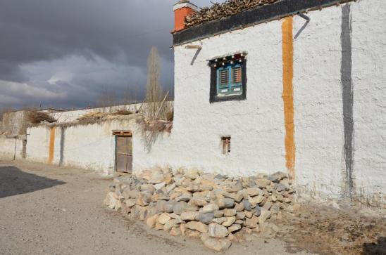 Une maison de Tsarang avant l'orage