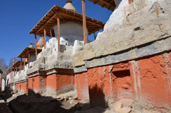 Alignement de chortens à Lo Monthang