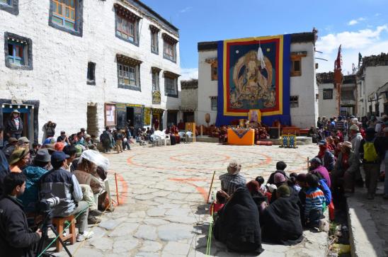 Scène de Tiji à Lo Monthang