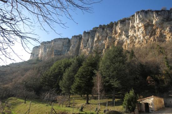 Sous les falaises du plateau du Vellan