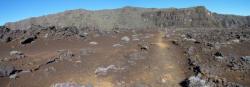 La Plaine des Sables, au loin le rempart des Basaltes