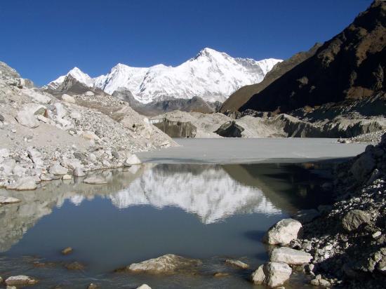 Dragnag : le Cho Oyu se reflète dans un lac glaciaire