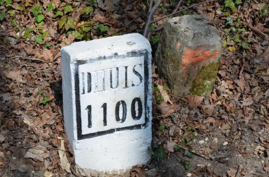 Borne hectométrique sur l'aqueduc de la Dhuys