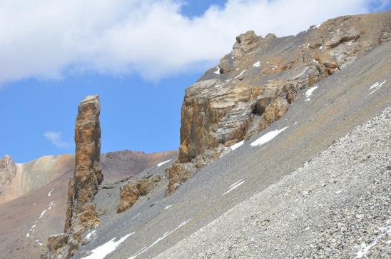 Le fameux monolithe dans la descente du Teri La